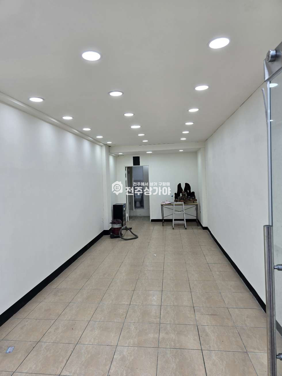 전북 전주덕진구 덕진동1가 덕진광장사거리인근 대로변에 위치한 1층상가 월세 매물번호 11280 사진 2