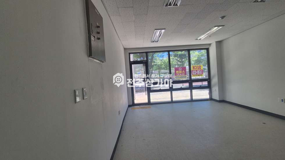 전북 전주덕진구 송천동1가 근린생활시설동 송천kcc스위첸아파트상가 1층 약 8평 임대 월세 매물번호 11462 사진 1