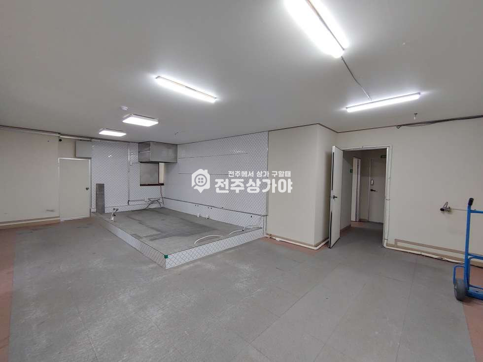 전북 전주완산구 경원동3가 대형마트부근도로앞목좋은자리 월세 매물번호 10067 사진 4